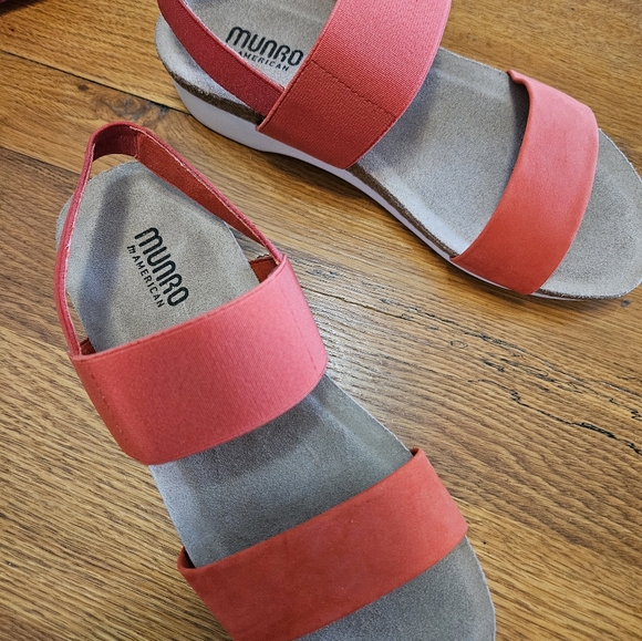 Murano "Pisces" Coral 7.5WW Women's Sandals - Picture 1 of 6
